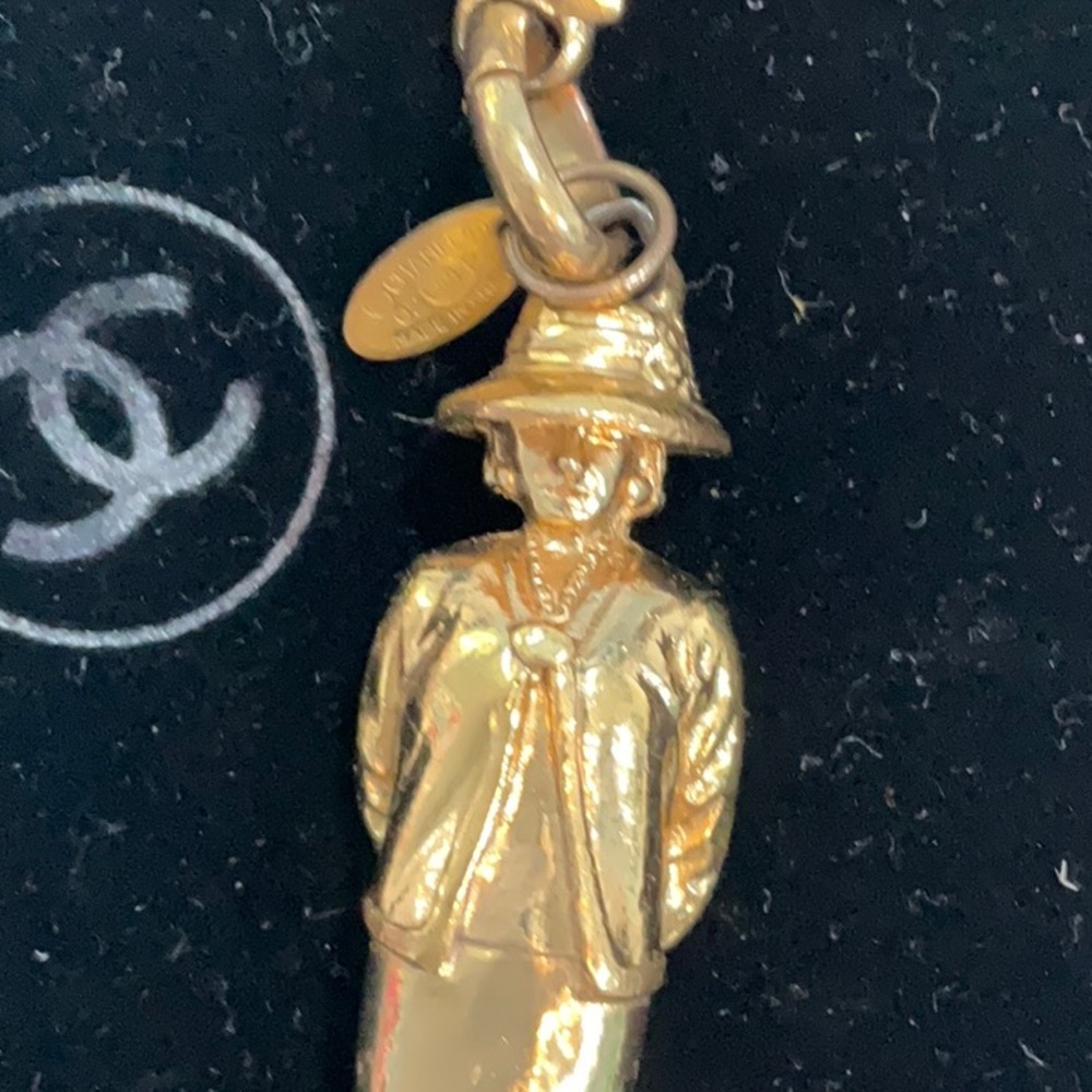 CHANEL Gold Pendant with Iconic CC Logo - Picture 2 of 10